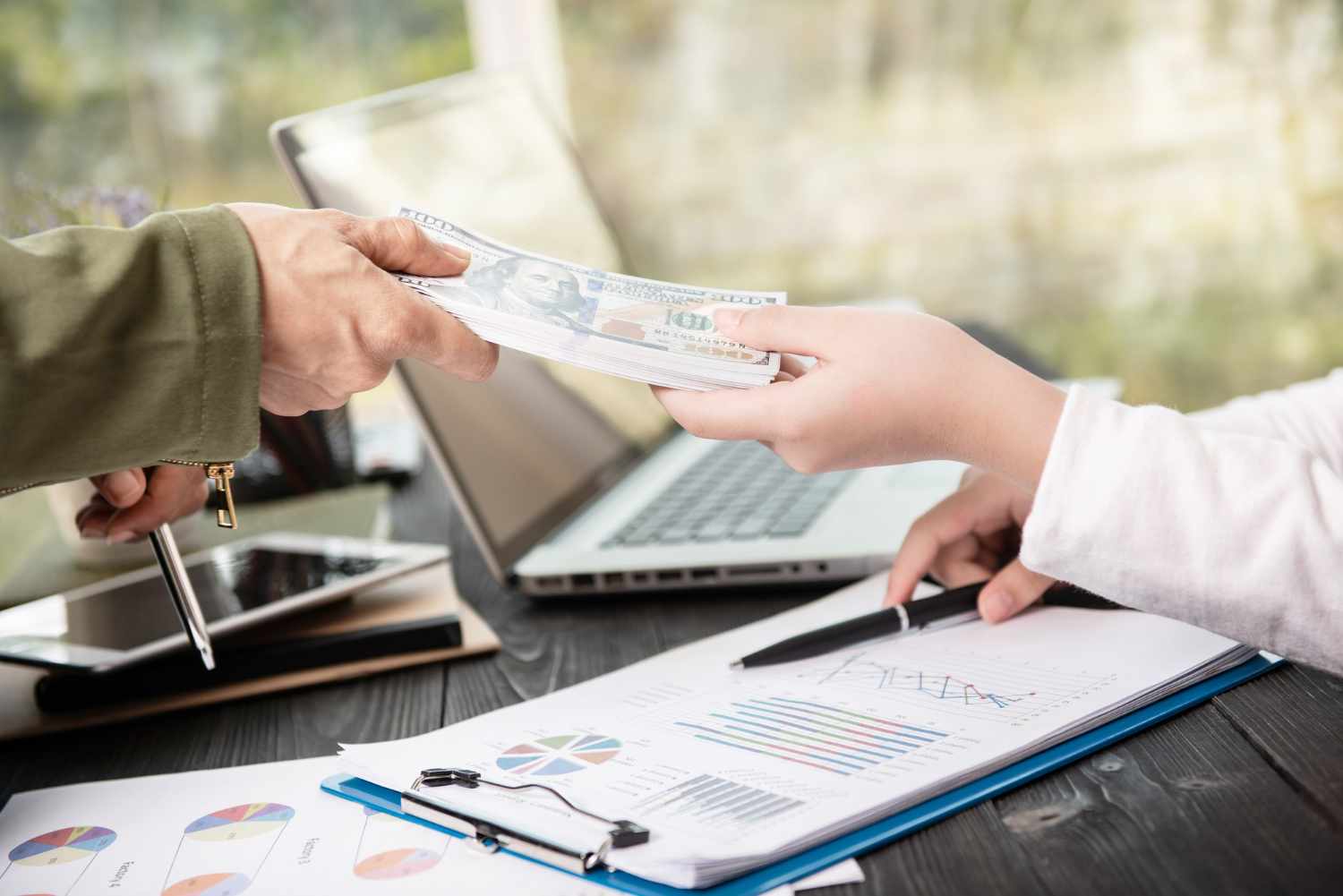 Melacak transaksi keuangan bisnis